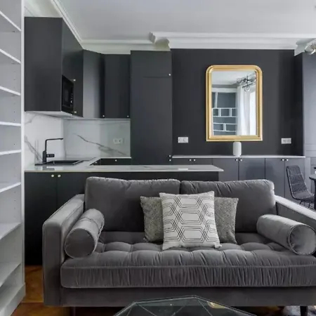 Superbe 2br Ponthieu Champs Elysees Lägenhet
